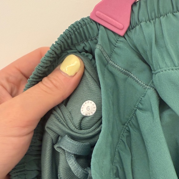 lululemon Hotty Hot Shorts 2.5” - Excellent Condition - Size 6 - Picture 3 of 4